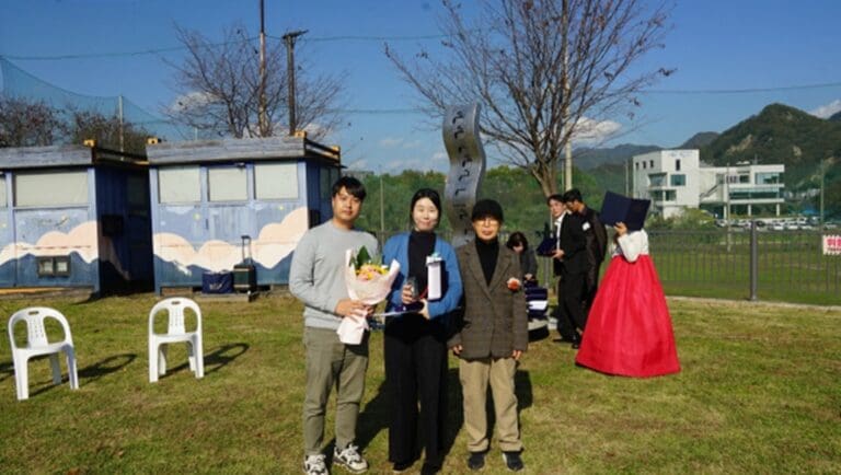 소설작가 서린, 2025년 북한강문학제에서 제22회풀잎문학상 대상 수상 소설작가 서린, 2025년 북한강문학제에서 제22회풀잎문학상 대상 수상